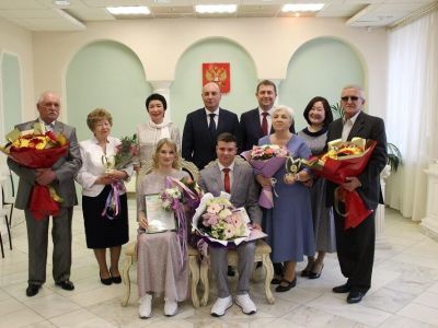 В якутском городе Мирном в канун Дня семьи состоялись две золотые свадьбы
