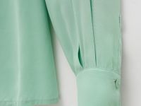 Приталенная блузка с акцентными рукавами