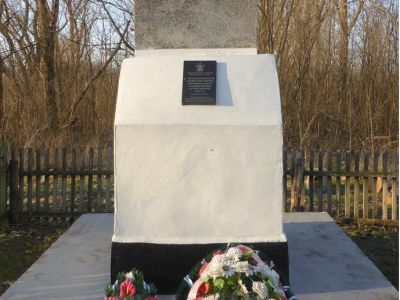 Братская могила 2 советских воинов, погибших в боях с фашистскими захватчиками
