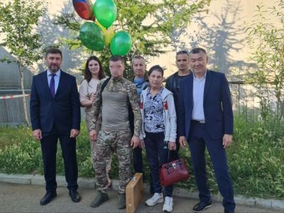 Утром в отпуск прибыли бойцы