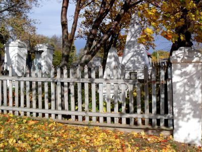 Братская могила коммунистов И.В.Сурнаева и В.Г.Гаврилова, погибших в 1921 году во время кулацкого мятежа. На могиле установлен обелиск