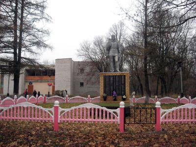 Братская могила 53 советских воинов, погибших в 1941 и 1943 гг. в боях с немецко-фашистскими захватчиками