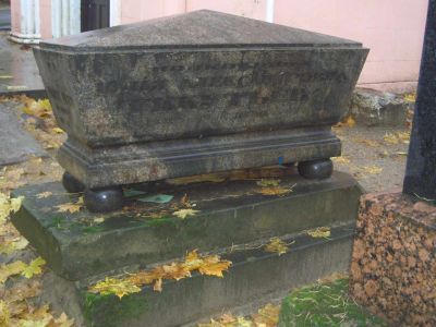 Надгробие на могиле Текутьевой Юлии Александровны (1785-1821) 1821 г.