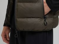 Утепленный жилет со съемным капюшоном