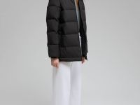 Пуховик с капюшоном и опушкой из натурального меха