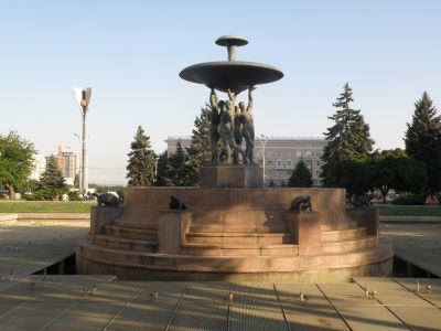 Фонтан и каскад в западном партере Театральной площади