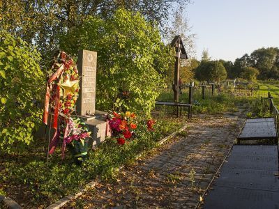 Братская  могила советских воинов