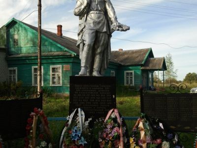 Братская могила  советских  воинов, павших в боях с фашистами