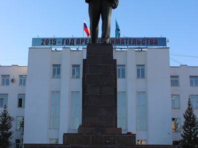Памятник В. И. Ленину, ск. Ю. Д. Стручков, арх. Н. Н. Миловидов, бронза, гранит, 1970 г.