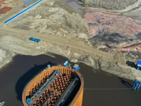 Первый коффердам Ленского моста перешел в плавучее состояние