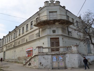 Здание, в котором в 1931 году на XII Дагестанской областной конференции ВЛКСМ выступала советский партийный и государственный деятель Ульянова Мария Ильинична