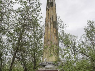 Памятный знак в честь открытия в 1930 г. месторождения каменного угля, положившего начало развитию Печорского угольного бассейна