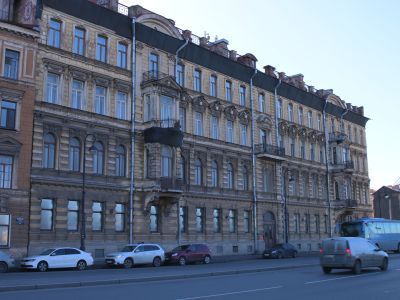 Дом по набережной с двумя флигелями и службами