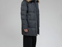 Стеганая куртка с капюшоном и меховой опушкой