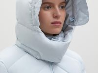 Стеганый пуховик с поясом и капюшоном