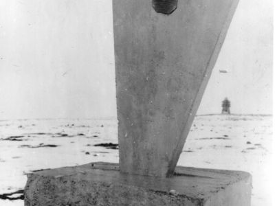 Памятник Брусневу Михаилу Ивановичу – политссыльному, полярному исследователю, сподвижнику Э.В. Толля, проводившему впервые наблюдения на острове, которому присвоено его имя