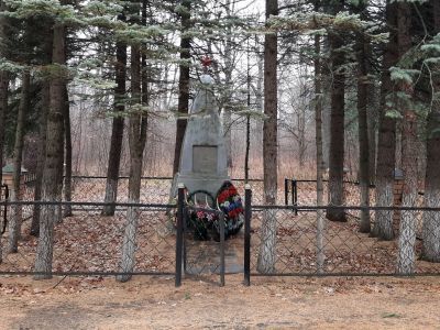 Братская могила 17-ти красноармейцев, погибших в 1918 году при защите станции Тюрлема от белогвардейцев. На могиле установлен обелиск