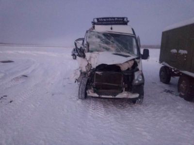 «Мерседес» с 19 пассажирами наехал на большегруз. Есть пострадавшие