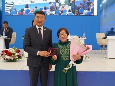 Государственные награды вручили работникам образования Якутии