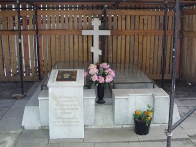 Могила с надгробием преподобной Елены Девочкиной (Елены Семеновны Девочкиной) (ум. 18 ноября 1547 г.), 1547 г., 1-я половина XVII в.