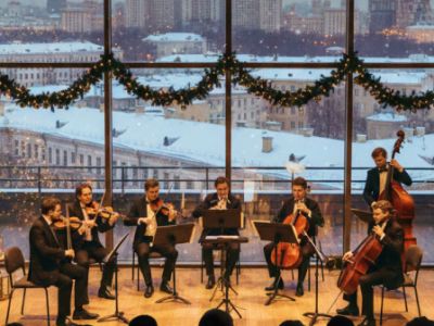 Мурашечный рождественский концерт на теплой крыше. Симфоническое звучание любимых фильмов в исполнении оркестра