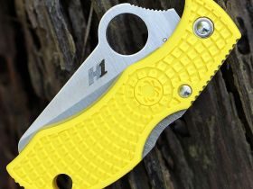Складной нож-брелок Spyderco Manbug™ Salt Sheepfoot, сталь H1 Satin Serrated, рукоять термопластик FRN, жёлтый