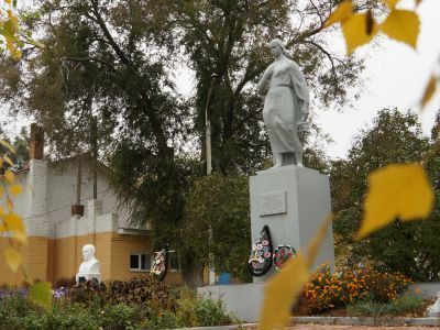 Братская могила советских воинов, погибших в боях с фашистскими захватчиками в 1943 году. Захоронено 2 человека, имена установлены. Скульптура: Женщина-мать с воином