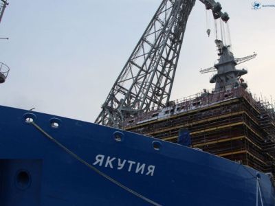 На атомный ледокол «Якутия» установили 76-тонную мачту