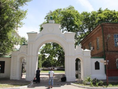 Каменная ограда с тремя воротами и двумя калитками