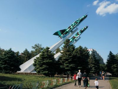 Памятник (2 самолета МИГ-21) защитникам кубанского неба в годы Великой Отечественной войны