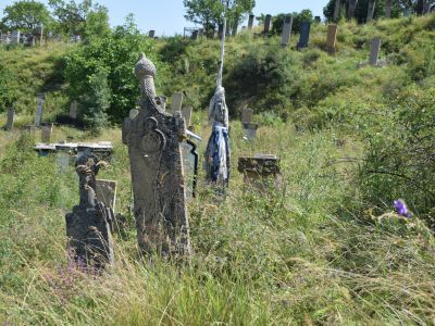 Могилы предводителей восстания 1877 г.: Хамзата-хаджи, Ника-кади, Зубаир-бека, Абдулмажид-бека