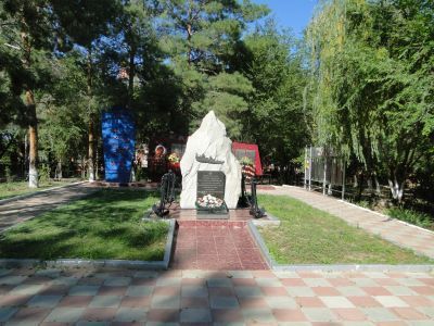 Братская могила моряков Каспийской военной флотилии;  Борисова К.Л. - лейтенанта,  Приемского С. - старшины,  Нацына Г.В. - старшины, Подгорова П.П., Андреева А.Я., Донофорова С., Лебедева А.В., Левочкина М.Д., Твомбы Д.Ш., Галочкина А.А., погибших в Отеч