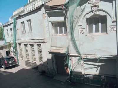 Конюшни с каретным сараем, 1902-1903 гг., архитектор С.К. Родионов (?), 1905 г., архитектор В.П. Вопилов, 1907 г., инженер М.Ф. Гейслер