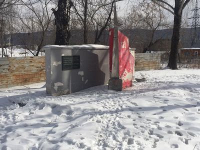 Братская могила  и памятник у завода "Динамо", где похоронены жертвы гражданской войны в 1918 г.