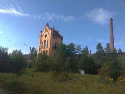 Комплекс построек Хайтинского фарфорового завода: здание заводоуправления, здание башни с часами с производственными корпусами по флангам (формовочный и литейный цеха), здание водонапорной башни