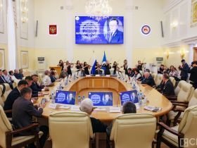 В Якутске с 75-летием поздравили заслуженного экономиста России Владимира Птицына