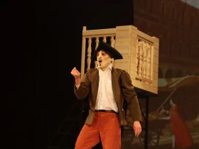 Яркая премьера комедии дель арте «Венецианские близнецы» состоялась в Русском театре