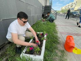 Сотрудники управления госстройжилнадзора Якутии высадили цветы в День эколога