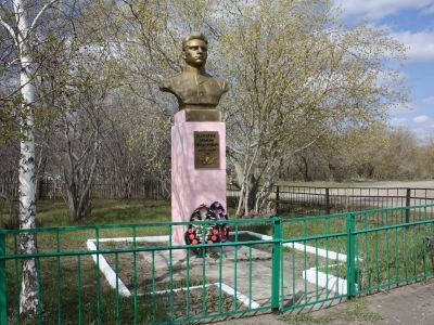 Бюст Героя Советского Союза В.Д. Мамонтова, участника Великой Отечественной войны (1941-1945 гг.)