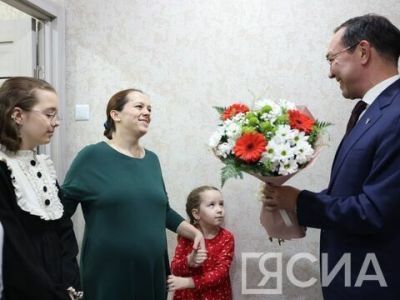 Глава Якутии навестил семью военнослужащего из Нерюнгри