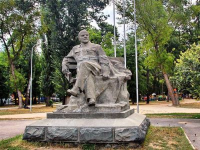 Памятник В.И.Ленину (скульпторы В.В. Петренко, Н.И.Петрова)