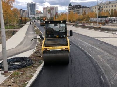 Подрядная организация устраняет дефект дорожного покрытия на проспекте Ленина в Якутске