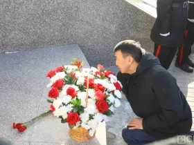 В Якутске возложили цветы к памятнику матери в честь республиканского праздника