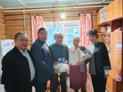 Медаль «За любовь и верность» вручили супругам Сидоровым в Верхневилюйском районе