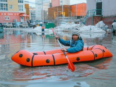 «Люди предлагают приехать в их дворы с лодкой»: авторы резонансного проекта — о лужах в Якутске