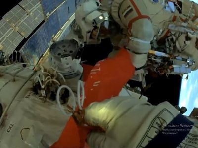 Российские космонавты вынесли в открытый космос копию Знамени Победы