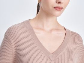 Платье с v-образным вырезом