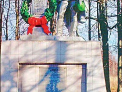 Братская могила советских воинов