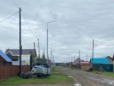 В Сунтарском районе устанавливают новые опоры уличного освещения