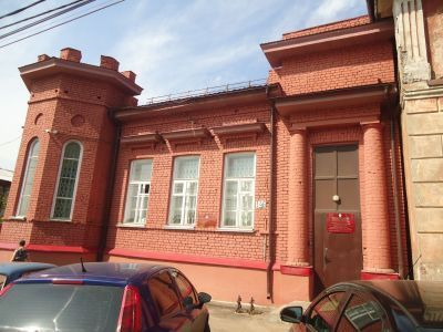 Историко-архитектурный памятник (здание детской поликлиники). В 1918 году в здании размещался штаб сарапульских добровольческих красноармейских отрядов имени Парижских коммунаров